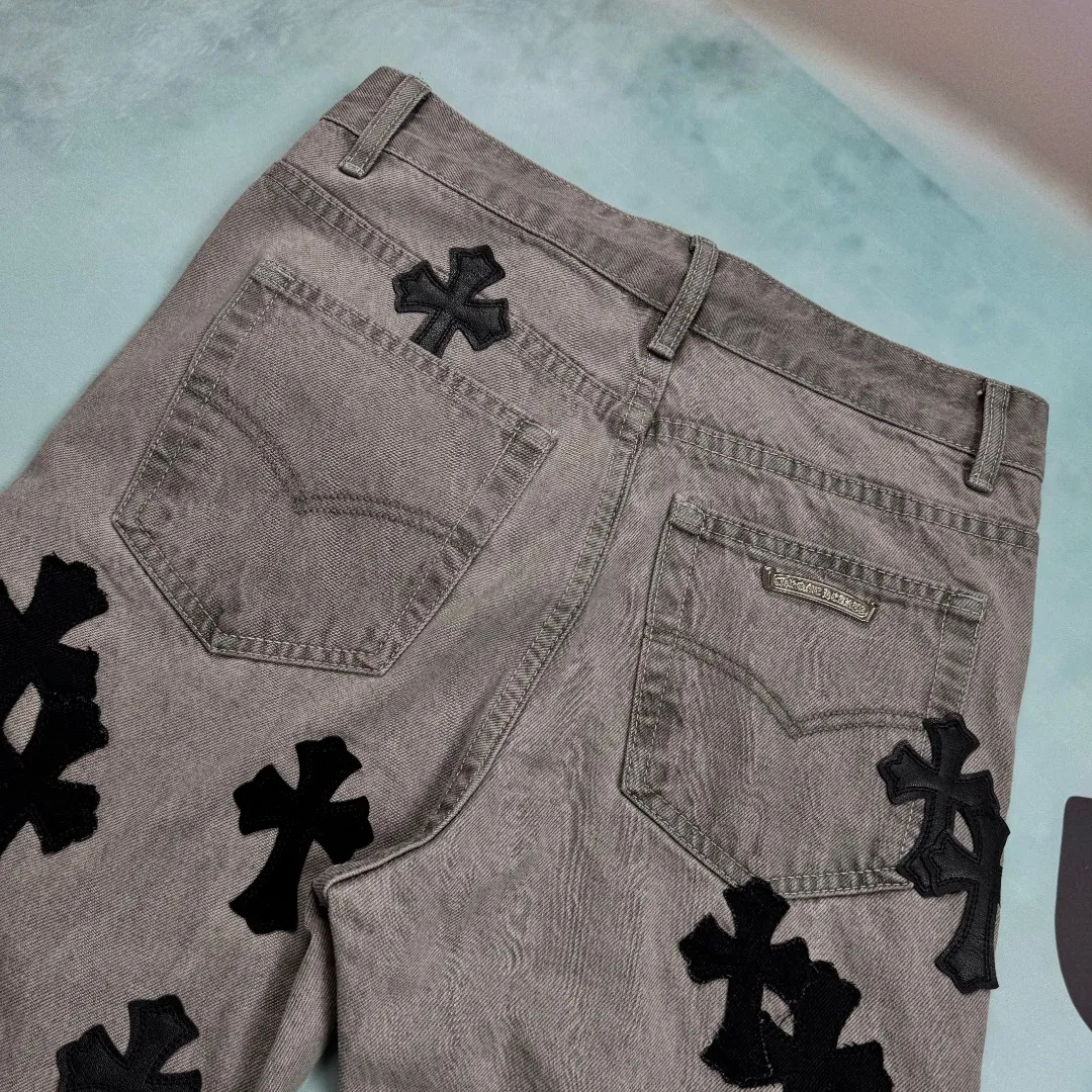🅿️320 🔘Style No.-KL106 🔘Cro Heart𝐂𝐡𝐫𝐨𝐦𝐞 𝐇𝐞𝐚𝐫𝐭 SexRecords Series Metallic Cross London Limited Gray Ox King Jeans* [Same Style as Pan Weibo] The blockbuster in the fashion world is here! Chrome hearts and SexRecords co-branded the metal-veneer cross-fried snowflake gray London Bull King limited edition jeans. They are definitely top-notch products in the fashion industry. Fashionistas should not miss them! These pants perfectly recreate the vintage feel. The special cowhide produced in Italy is carefully printed and cut accurately by craftsmen. It is then matched with customized sheepskin and is carefully pasted with three layers of thick lines. The overall splicing process is unique, combined with heavy washing and dyeing, and every detail exudes unparalleled design charm. It adopts three-dimensional cutting and has a loose and comfortable fit. It can be easily controlled by any figure and has a great effect of making you taller and slimmer. Carefully crafted by a major manufacturer and following the strict quality control standards of the original factory, the quality is impeccable. Wearing it will instantly transform you into the focus of street fashion.  Size: S M L XL XXL (28.30.32.34.36) Color: Black Gray
